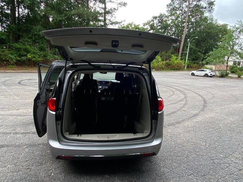 Used 2017 Chrysler Pacifica Touring-L FWD image 45