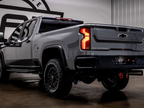Used 2024 Chevrolet Silverado 2500 ZR2 w/ Technology Package image 38