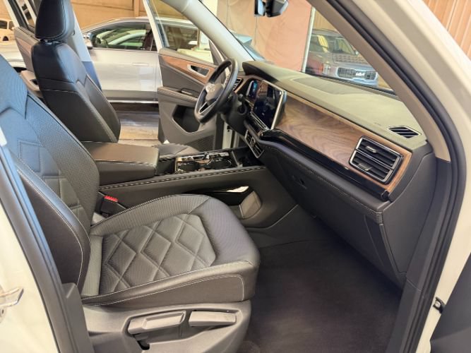 Used 2025 Volkswagen Atlas SE FWD image 33