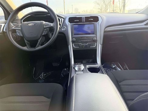 Used 2020 Ford Fusion SE image 3