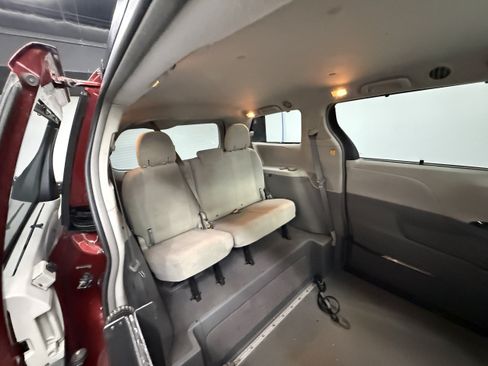 Used 2012 Toyota Sienna LE FWD image 21
