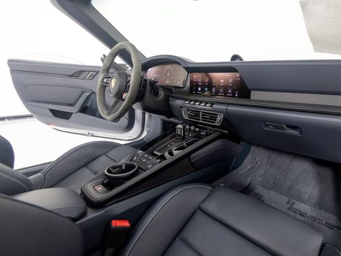 Certified 2025 Porsche 911 Carrera GTS RWD image 34