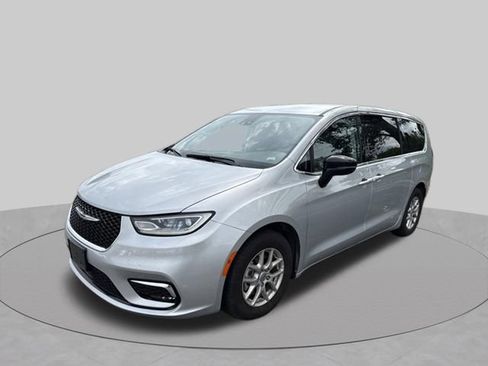 Used 2024 Chrysler Pacifica Touring-L FWD image 1