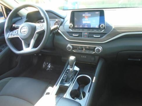 Used 2024 Nissan Altima 2.5 SV FWD image 11