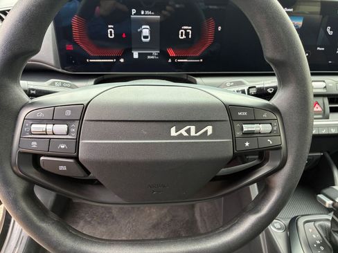 Used 2025 Kia K4 LXS image 27