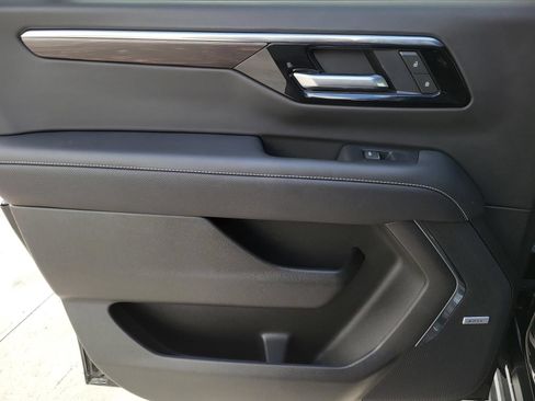 Used 2025 Chevrolet Suburban Premier RWD image 12