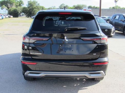 Used 2025 Mitsubishi Outlander SE FWD image 4