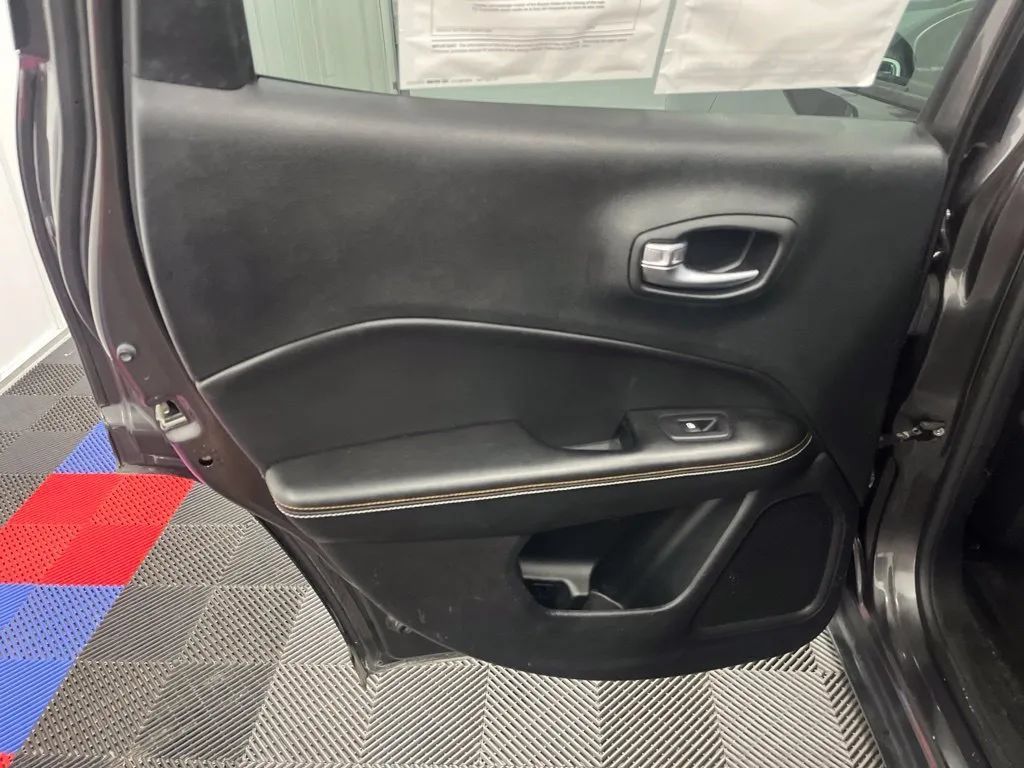 Used 2018 Jeep Compass Latitude w/ Popular Equipment Group AWD/4WD image 17