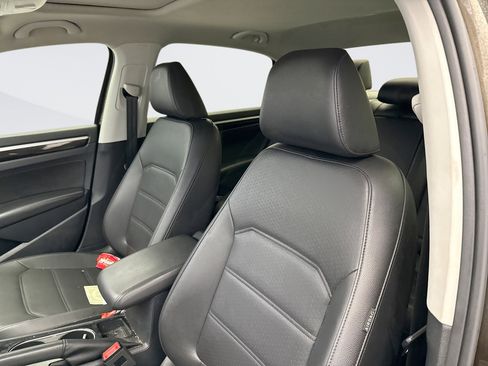 Used 2019 Volkswagen Passat 2.0T SE R-Line image 9