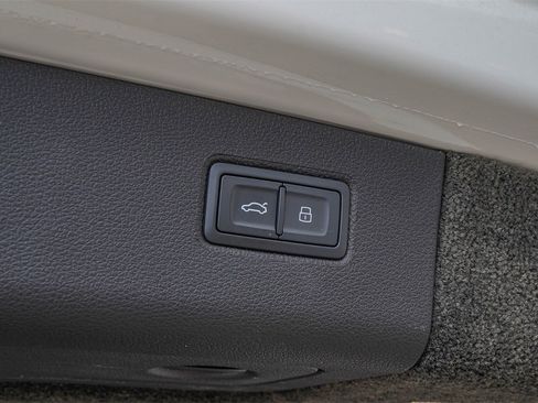 Used 2023 Bentley Bentayga image 44