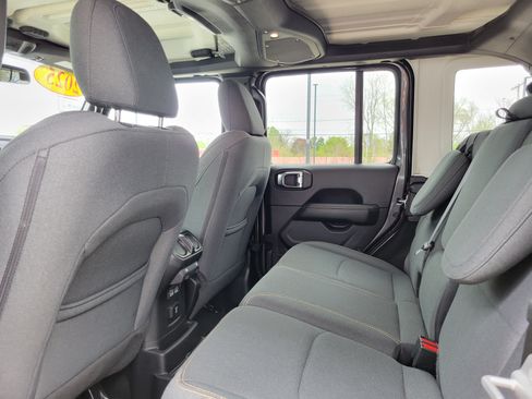 Used 2025 Jeep Wrangler Unlimited Sahara AWD/4WD image 18