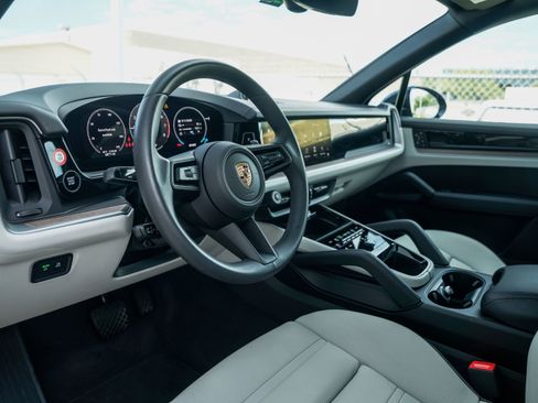 Certified 2025 Porsche Cayenne E-Hybrid image 4