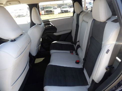 Used 2025 Mitsubishi Outlander SE image 23