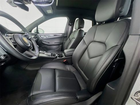 Certified 2025 Porsche Macan image 5