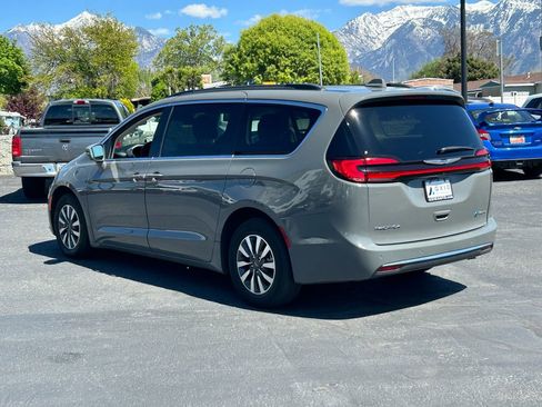 Used 2021 Chrysler Pacifica Touring FWD image 7