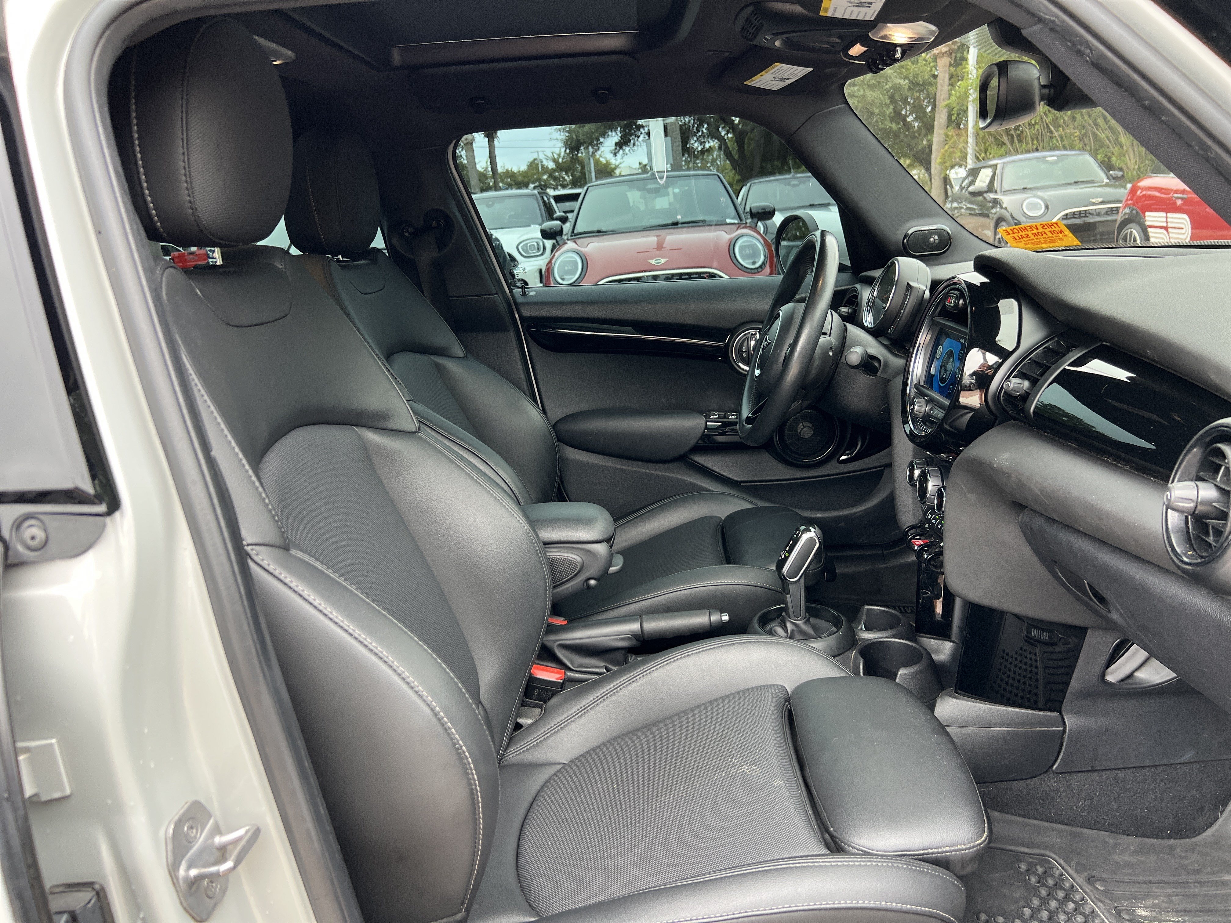Used 2020 MINI Cooper 4-Door Hardtop w/ Premium Package FWD image 32