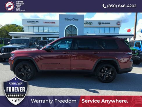 Used 2025 Jeep Grand Cherokee L Limited w/ Black Appearance Package AWD/4WD image 3