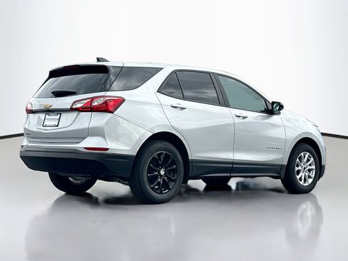 Used 2020 Chevrolet Equinox LS w/ LS Convenience Package FWD image 2