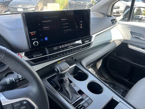 Used 2025 Toyota Sienna XLE FWD image 14