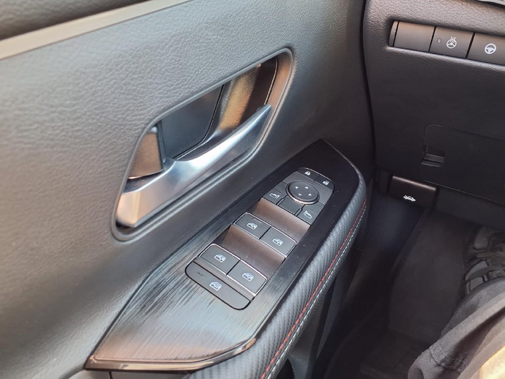 Used 2025 Nissan Kicks SR w/ SR Premium Package AWD/4WD image 18