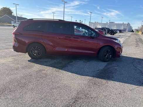 Used 2025 Toyota Sienna XSE image 7