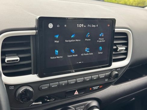 Used 2022 Hyundai Venue Limited FWD image 16