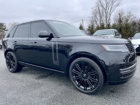 Certified 2025 Land Rover Range Rover SE image 3