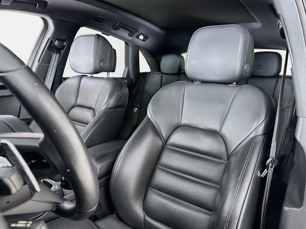 Certified 2024 Porsche Macan AWD/4WD image 5
