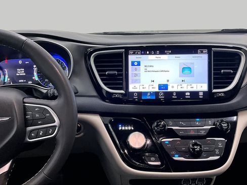Used 2024 Chrysler Pacifica Touring-L FWD image 7