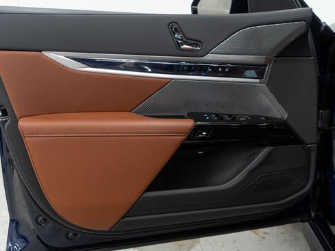 Used 2025 BMW 760i xDrive image 18