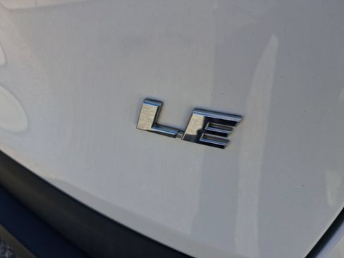 Used 2022 Toyota RAV4 LE FWD image 9