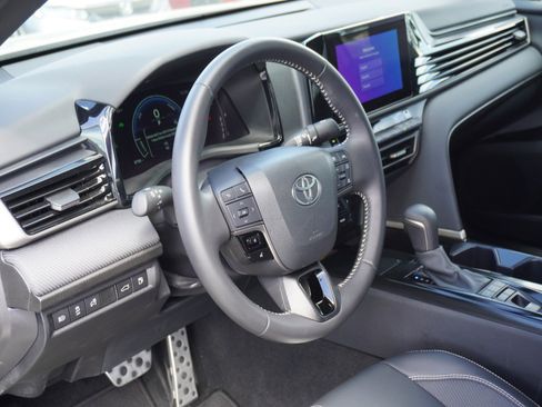 Used 2025 Toyota Camry SE w/ Convenience Package FWD image 19