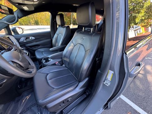 Used 2023 Chrysler Pacifica Touring-L w/ S Appearance Package image 22