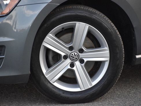 Used 2017 Volkswagen Golf S image 34