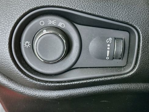 Used 2023 Jeep Renegade Latitude AWD/4WD image 17