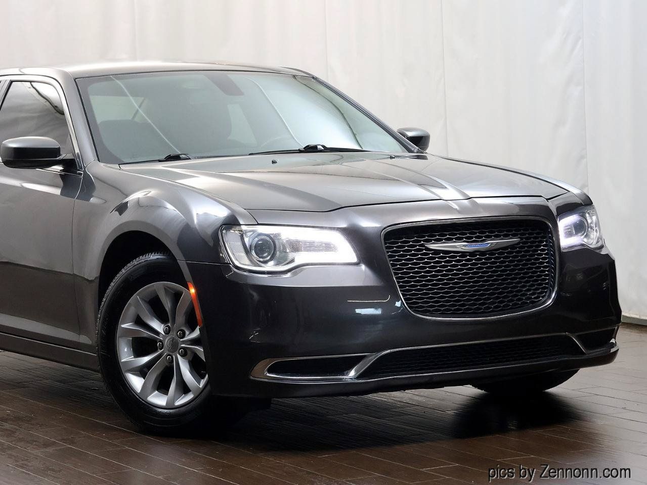 Used 2018 Chrysler 300 Touring RWD image 2