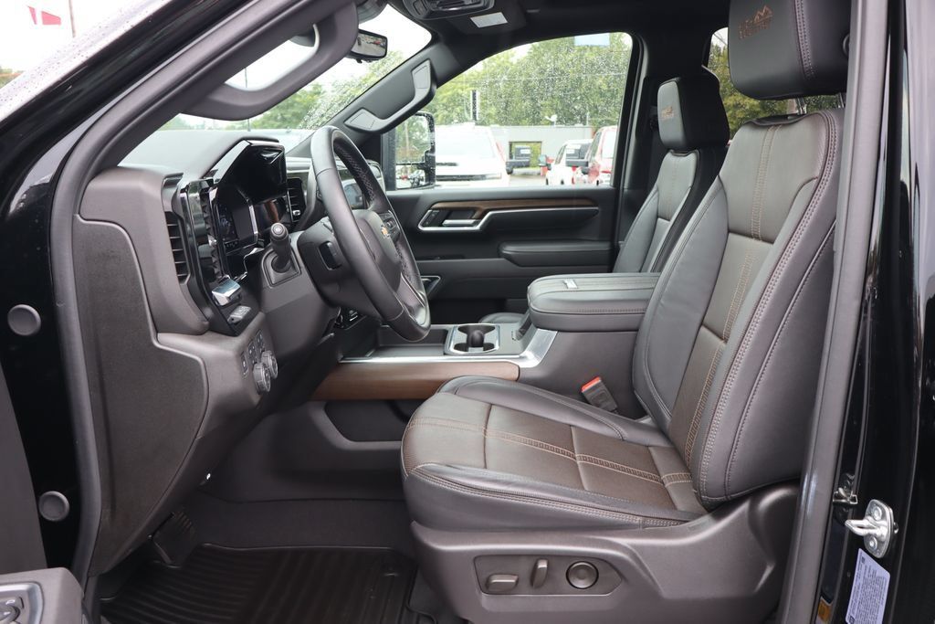Used 2025 Chevrolet Silverado 3500 High Country w/ High Country Premium Package AWD/4WD image 4