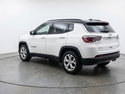 Used 2025 Jeep Compass Latitude AWD/4WD image 6