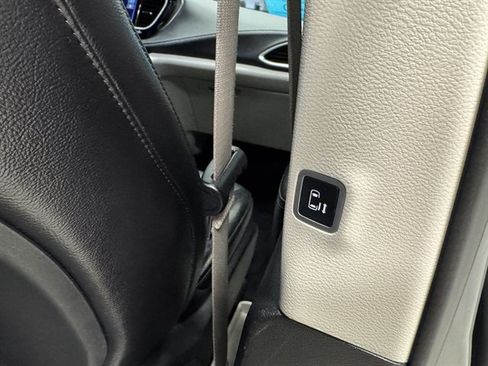 Used 2022 Chrysler Pacifica Touring-L FWD image 17