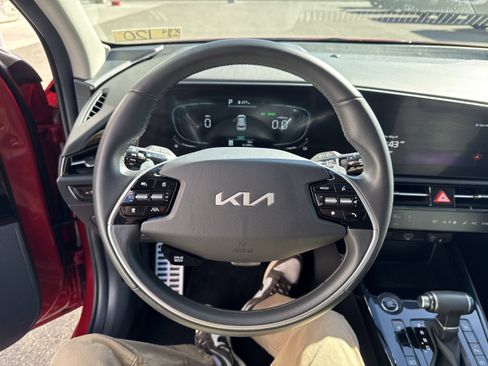 Used 2024 Kia Niro EX Touring FWD image 18