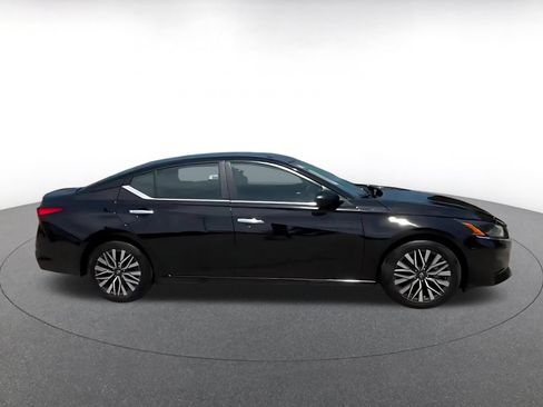 Used 2025 Nissan Altima 2.5 SV FWD image 12