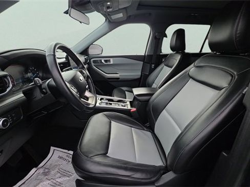 Used 2022 Ford Explorer XLT w/ Equipment Group 202A image 14