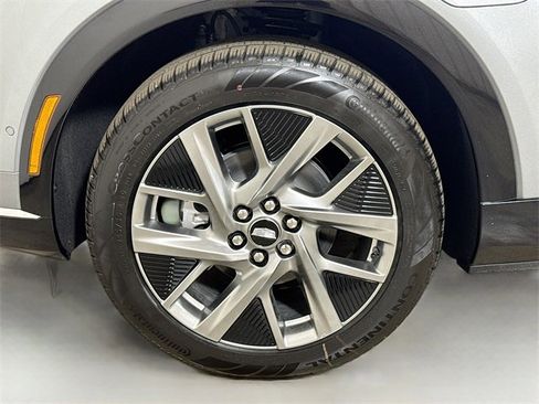 New 2025 Cadillac Optiq Luxury 1 image 19