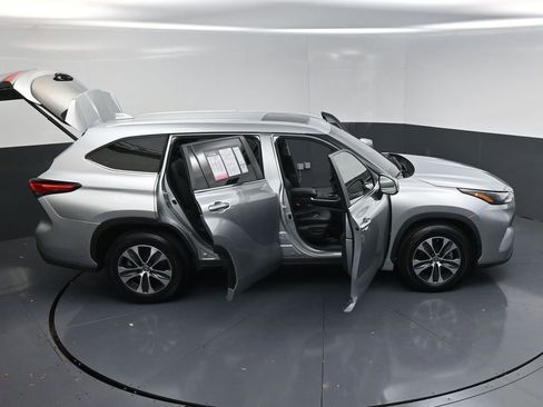 Used 2023 Toyota Highlander XLE image 25