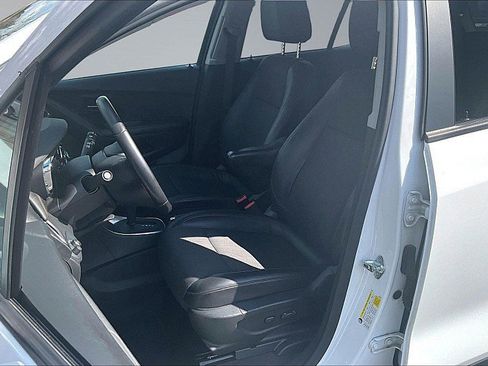 Used 2022 Chevrolet Trax LT w/ LT Convenience Package image 25