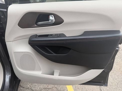 Used 2017 Chrysler Pacifica Touring image 17