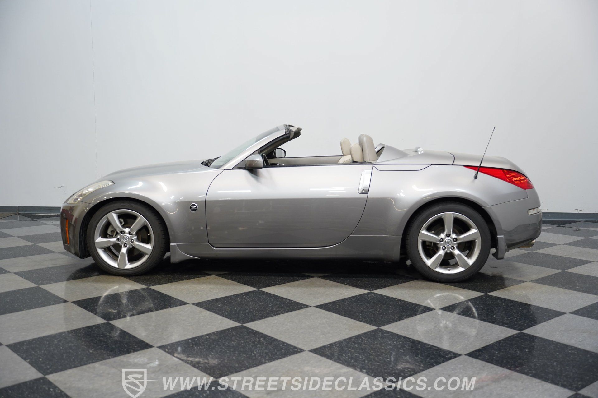 Used 2007 Nissan 350Z Touring RWD image 2