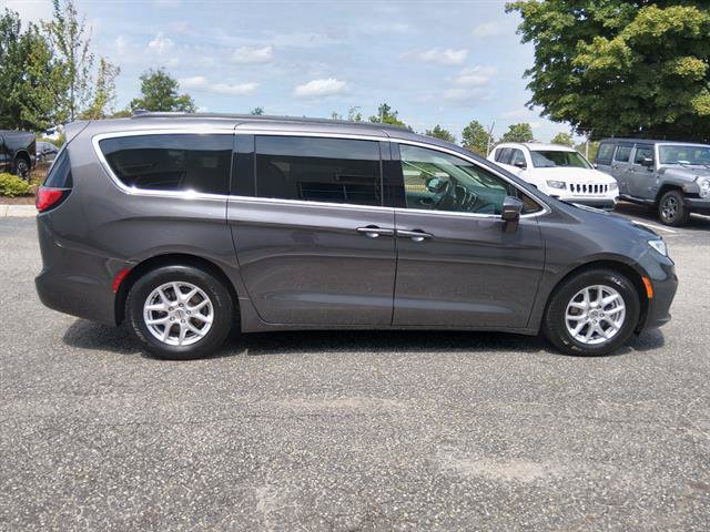 Used 2022 Chrysler Pacifica Touring-L FWD image 2