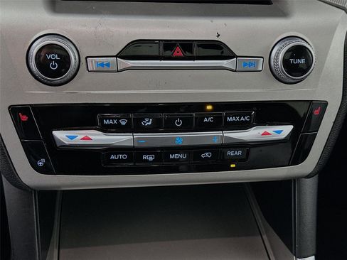 Used 2022 Ford Explorer XLT w/ Equipment Group 202A AWD/4WD image 9