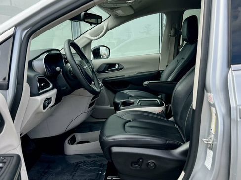 Used 2024 Chrysler Pacifica Touring-L FWD image 16